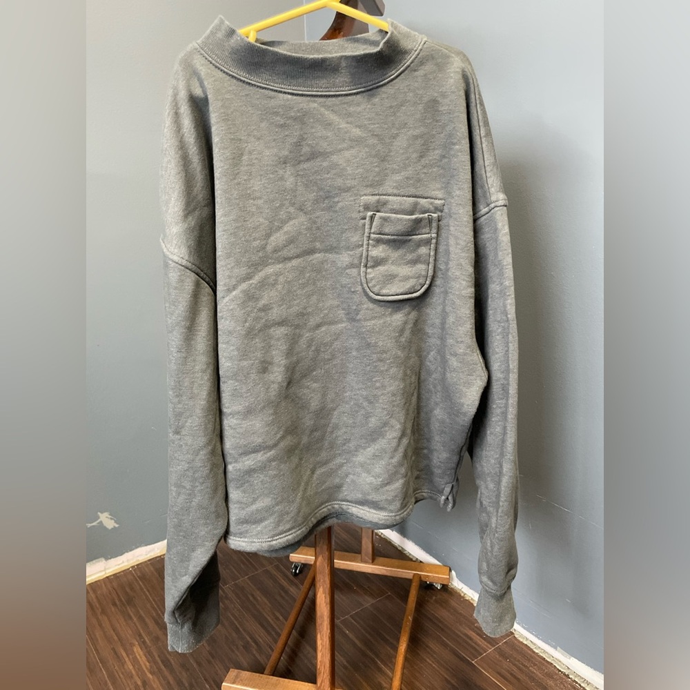 Old Navy Gray Crewneck Sweatshirt with Chest Tag